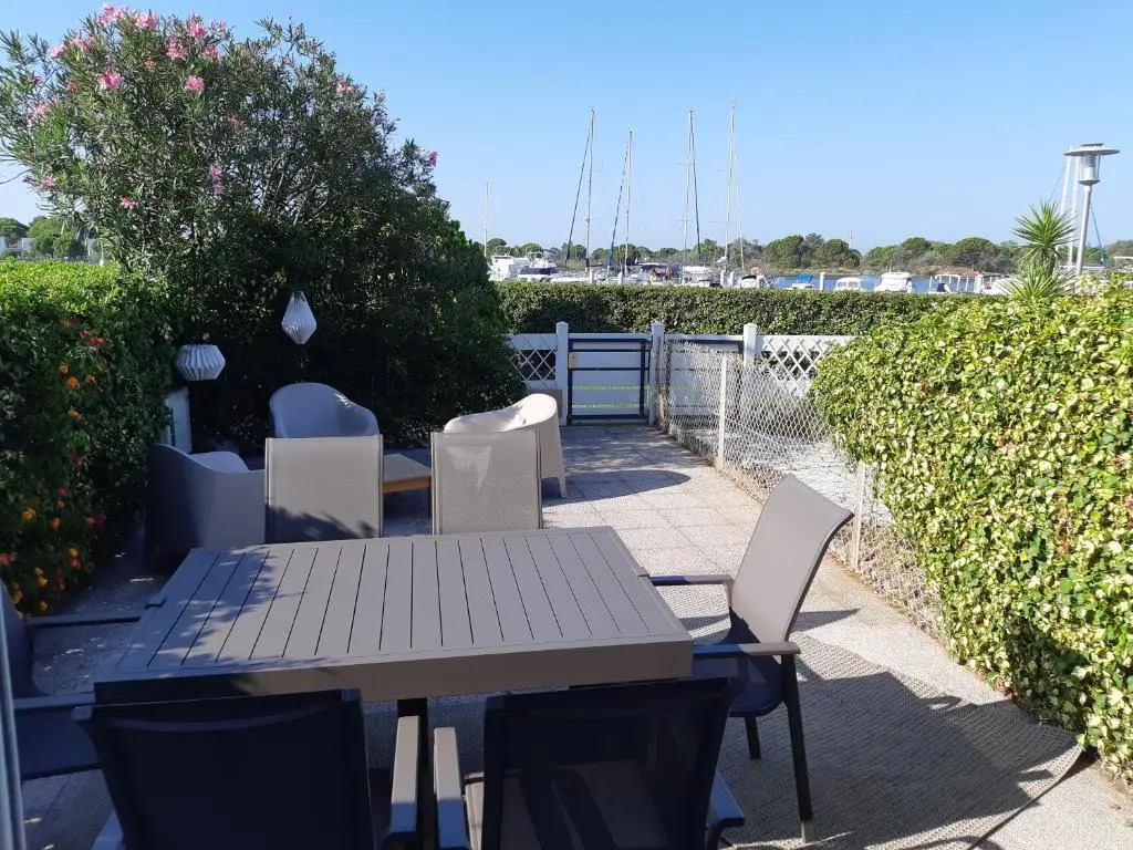AS20113 - P2 Cabine, jardin avec belle vue sur le chenal et les bateaux
