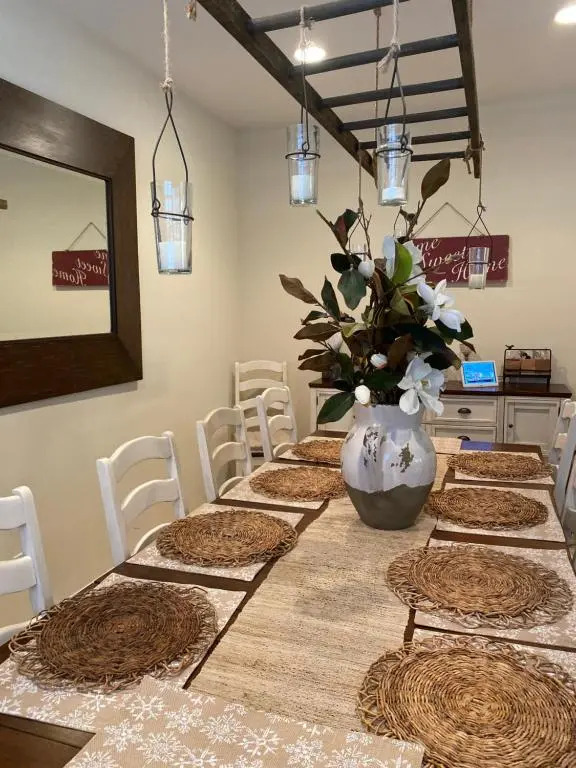 Terra Lago Lakehouse Villa, close to golf, tennis, festivals and shopping!