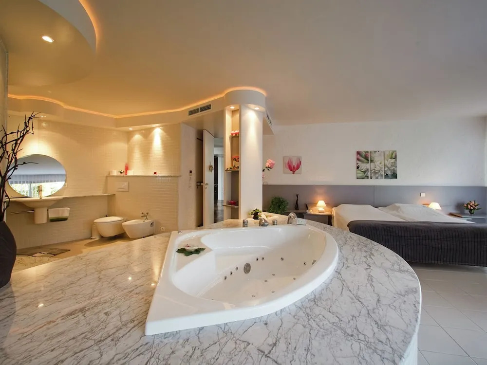 Hilltop Villa in Mandelieu-la-napoule With Sauna & Pool