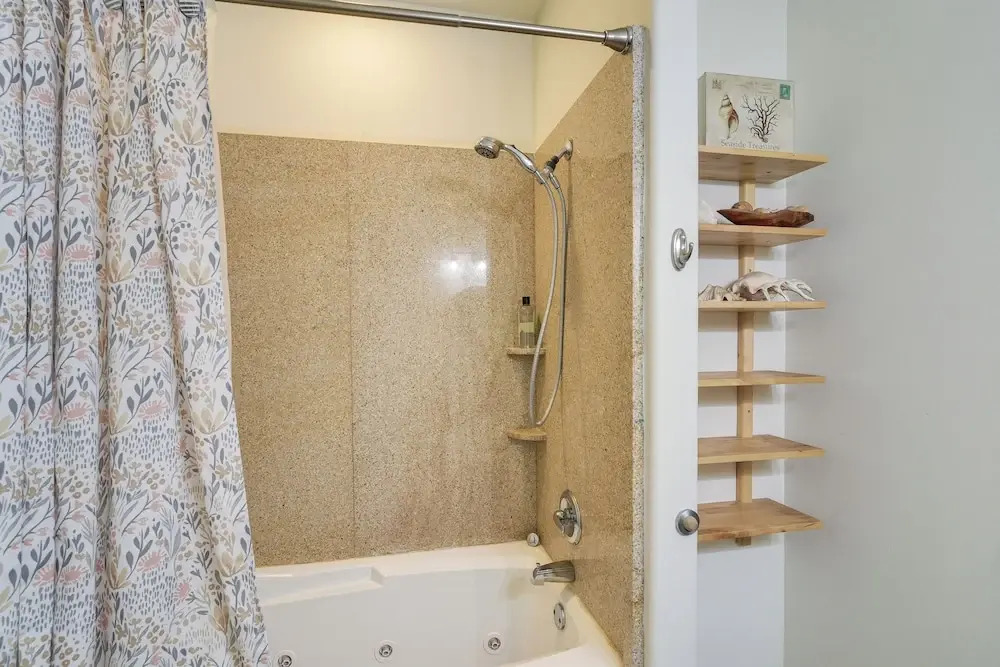 Pool Access, Walk to Beach: Galveston Condo!