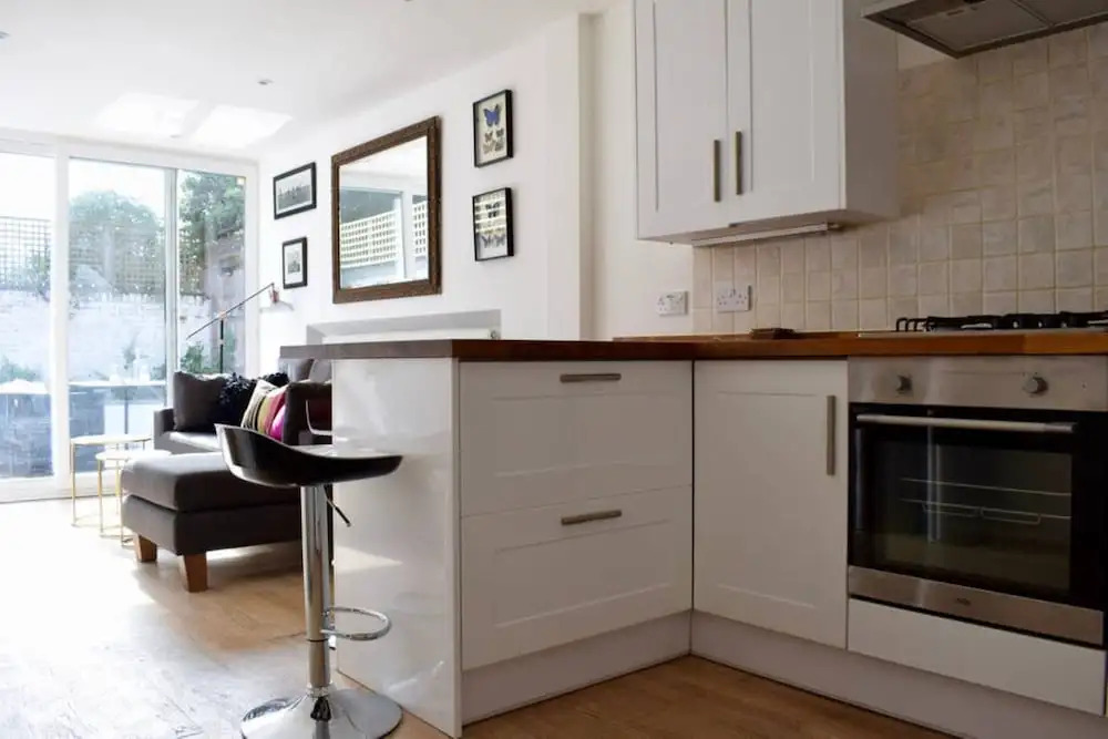 Stylish And Bright 2 Bedroom Flat With Garden