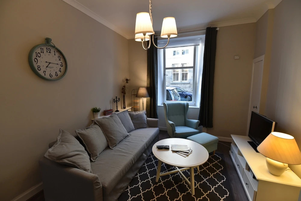 First - Caledonian House Apartment