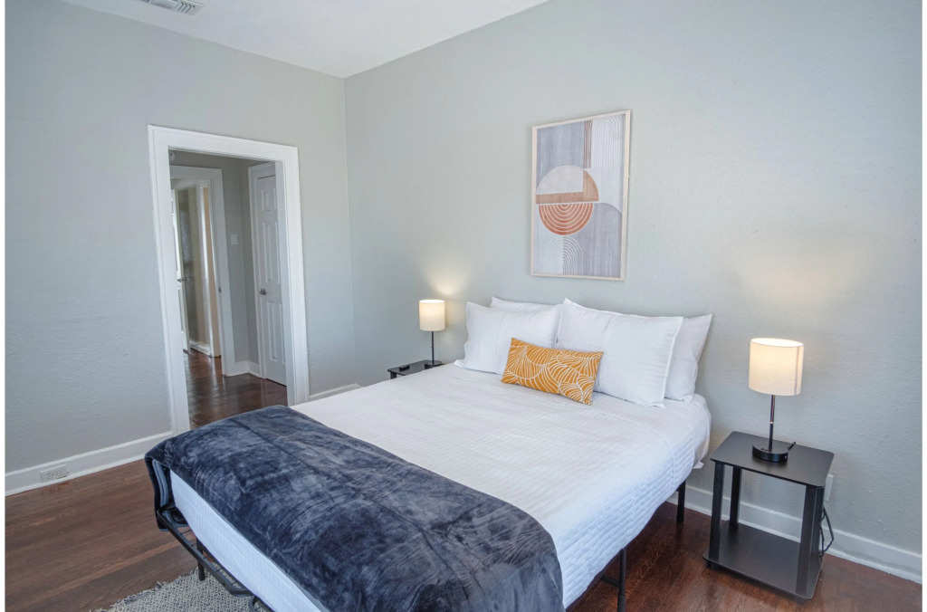 Trendy 3 BR Prime Apt Near Downtown