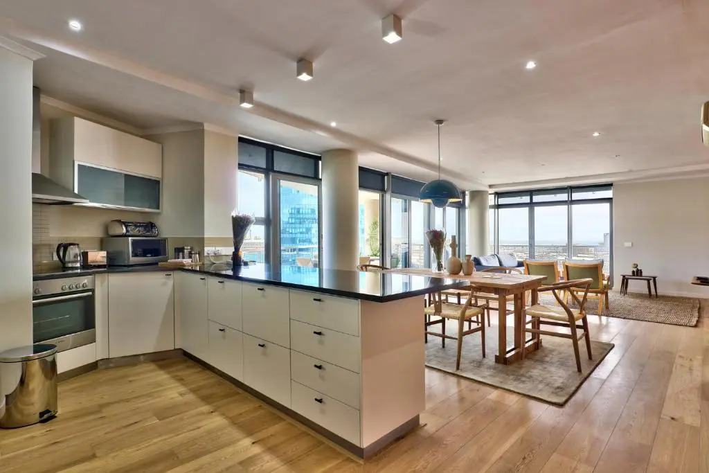 Stylish, Modern Apartment With Breathtaking Views.