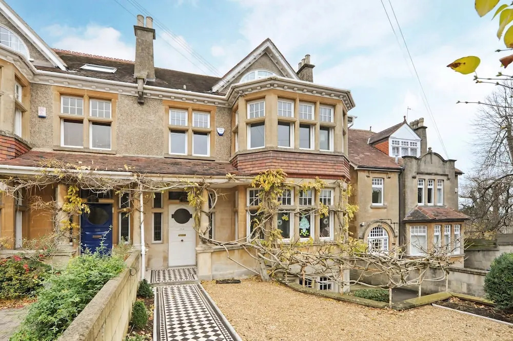 6 Bedroom Edwardian House in Bath