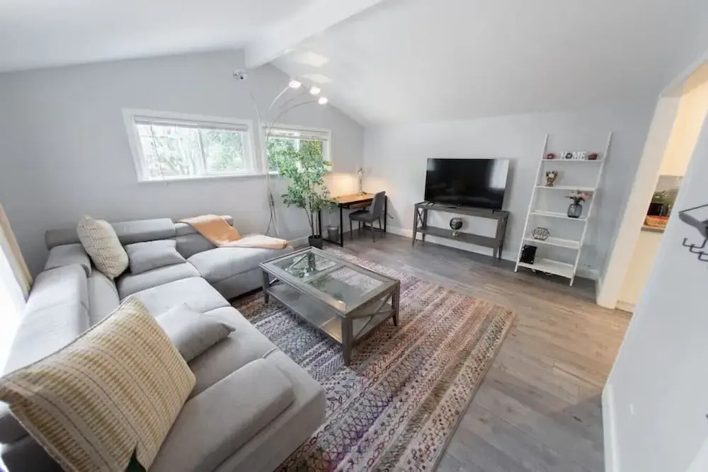Updated 1BR House in Glendale With Private Fenced Yard p55