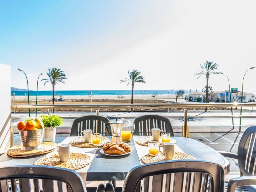 Apartment with sea view and located directly on the promenade of Empuriabrava