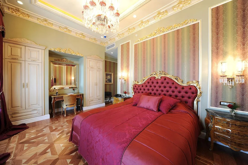 Maroon Bosphorus