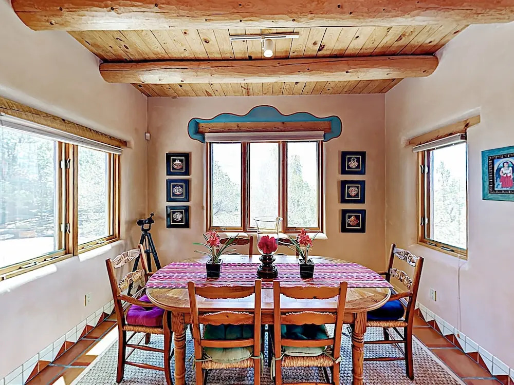 An Enchanting Casita W/ Patio & Kiva Fireplace Cottage