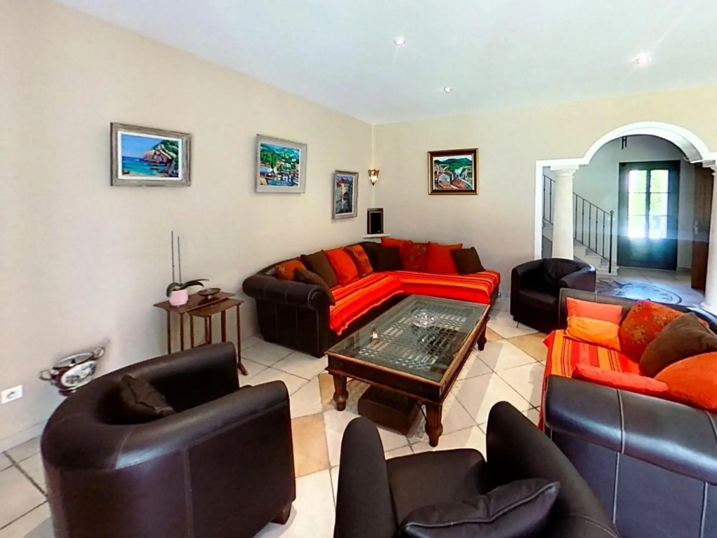 Villa in L'isle-sur-la-sorgue With Pool