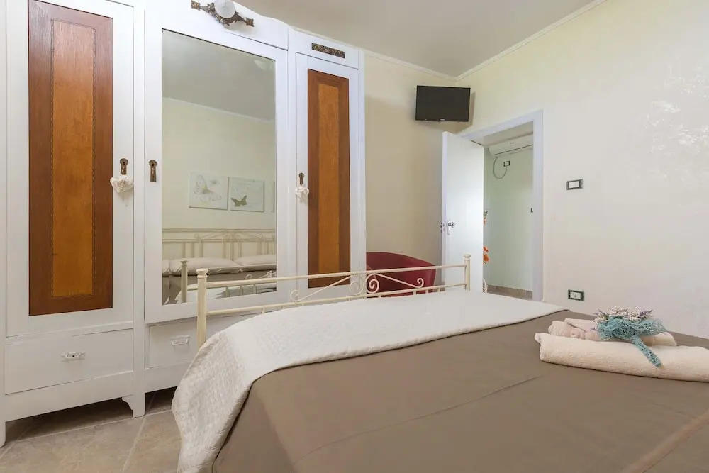 3229 Trullo Mimosa by Perle di Puglia