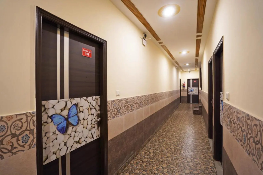 Qlark White Palace by OYO Rooms