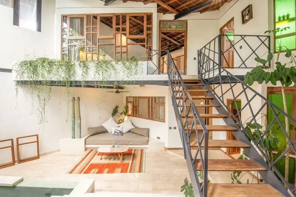 Modern 2-BR Art Deco Villa, 800m from the Beach