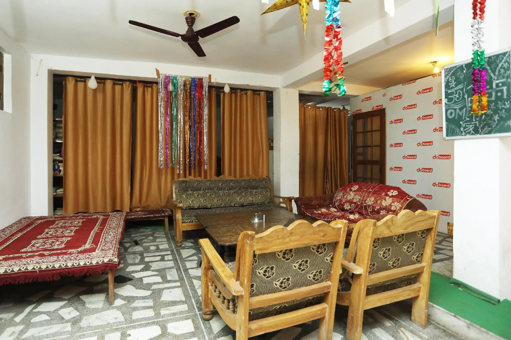 OYO 14185 Laxmi Yellow Guest House