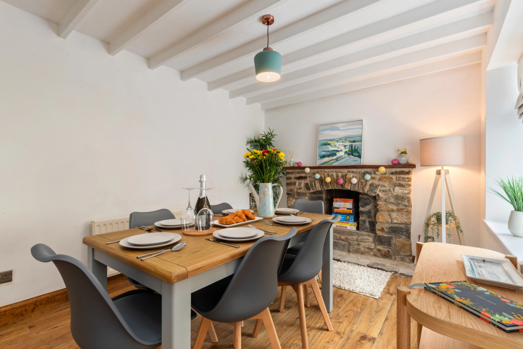 Ivydene - Beautiful Cottage, Stone Throw from Beach, Wonderful Sea Views