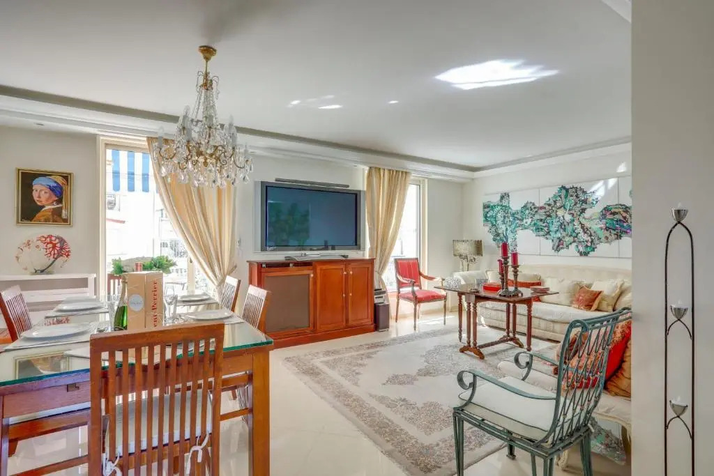Luxurious Cosy 2 Bdrm Apartment Near Martinez by Olidesi