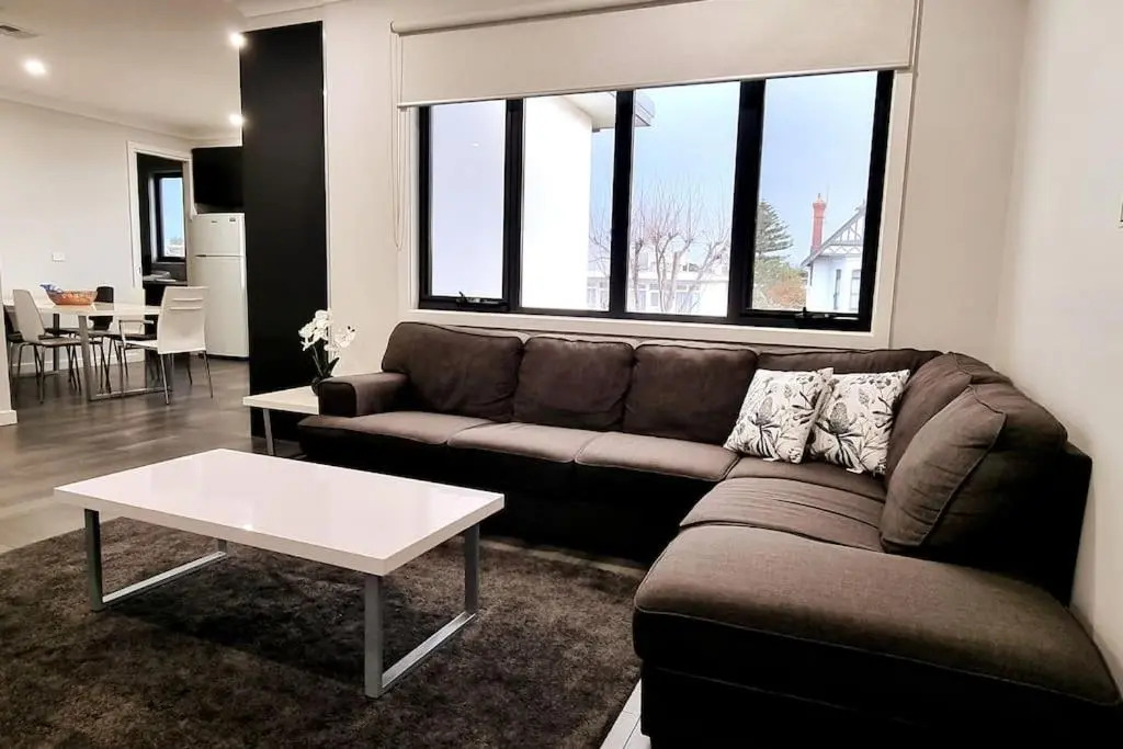 New modern 3 bedroom apartment in St Kilda East