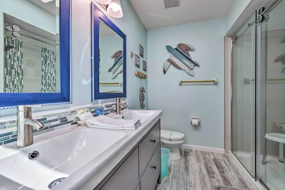 Canal-front Gem w/ Pool & Hot Tub in Anna Maria