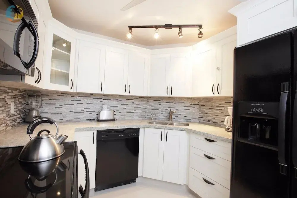 Alexander 1419 3 Bedroom Apts by RedAwning