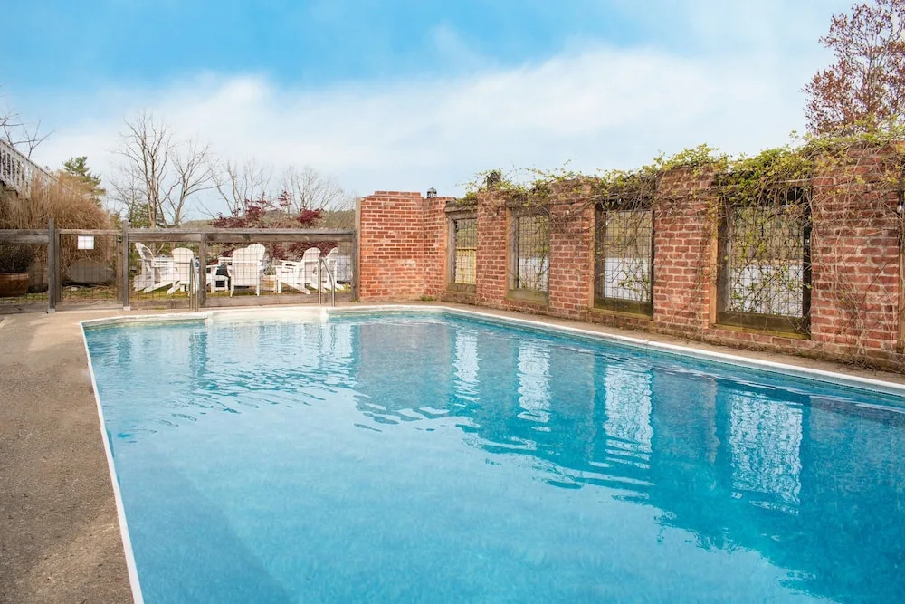 Shakespeare on the Hudson by Avantstay Two Home Buyout on the Hudson River! 22 Bedrooms!