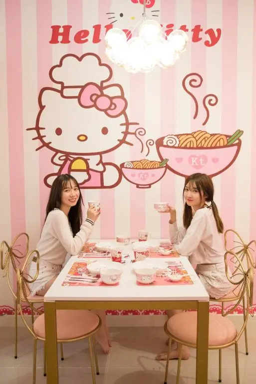 Play at HELLO KITTY Kawaii Fun House