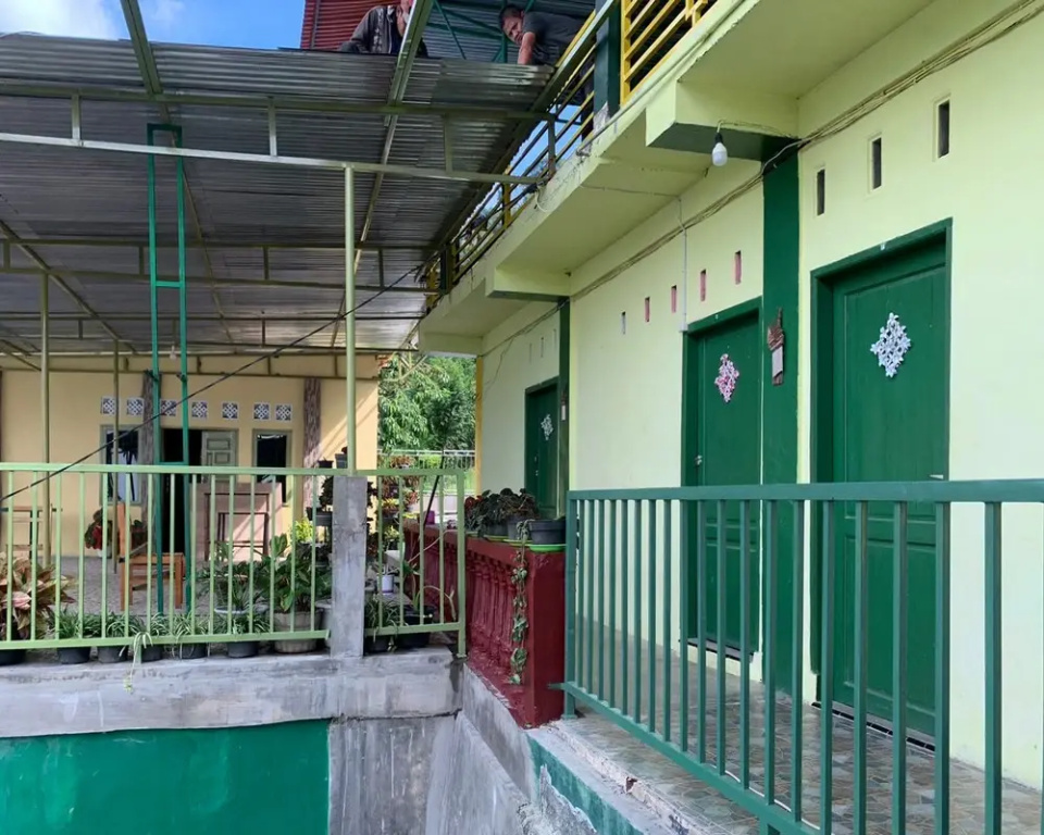 RedDoorz near Pelabuhan Ajibata Parapat
