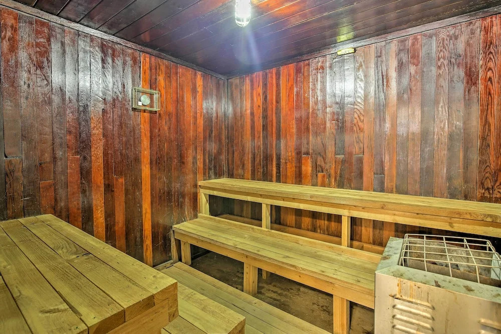 Walk to Main St! Condo w/ Hot Tub & Pool in Frisco