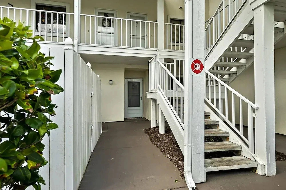 Garden-level Condo With Patio, 2 Pools, Gym, Tennis & Sauna - Steps to the Beach