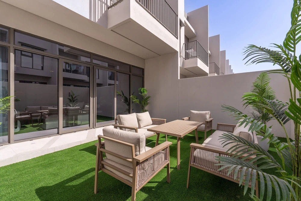 Free housekeeping visits during your stay - StayShort - Classy 4-Bedroom Villa With Spacious Balcony in Nad Al Sheba