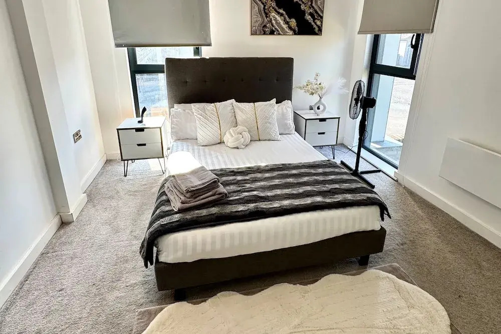 Stylish 2-bed Apt-private Parking-10mins to Centre