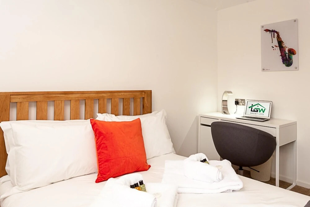 Gatwick Place- 4 bed 2 Bath Self Contained House Ideal for Keyworkers