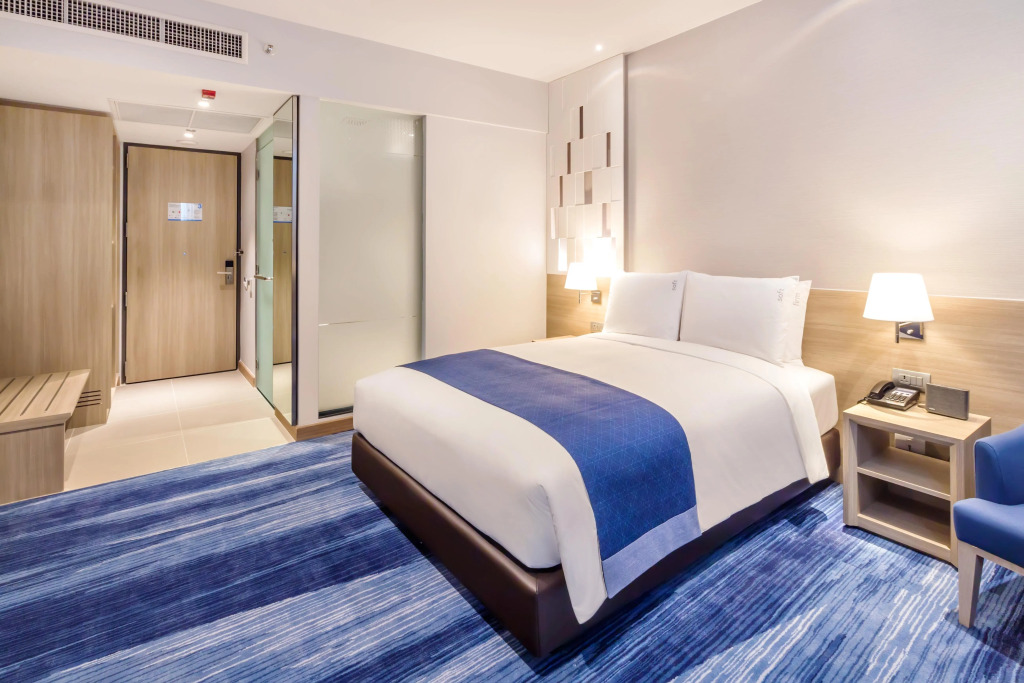 Holiday Inn Express Bangkok Soi Soonvijai by IHG