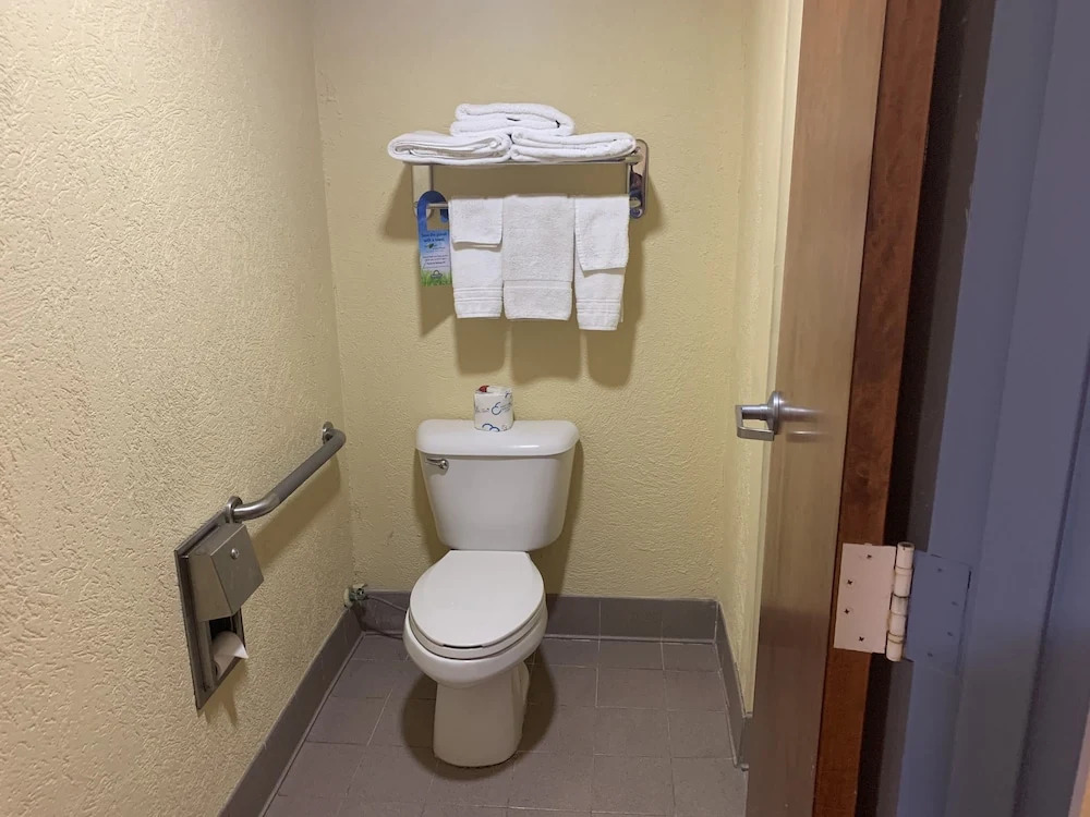 Days Inn & Suites by Wyndham Savannah Gateway I 95 And 204