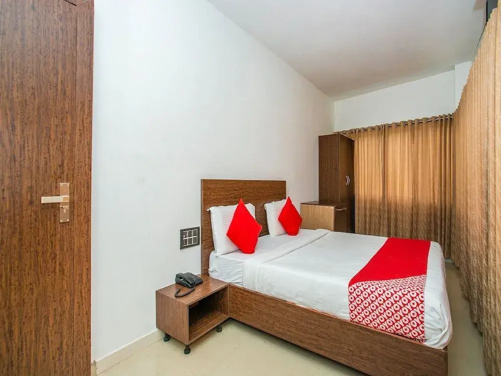Varcity Golf View By OYO Rooms