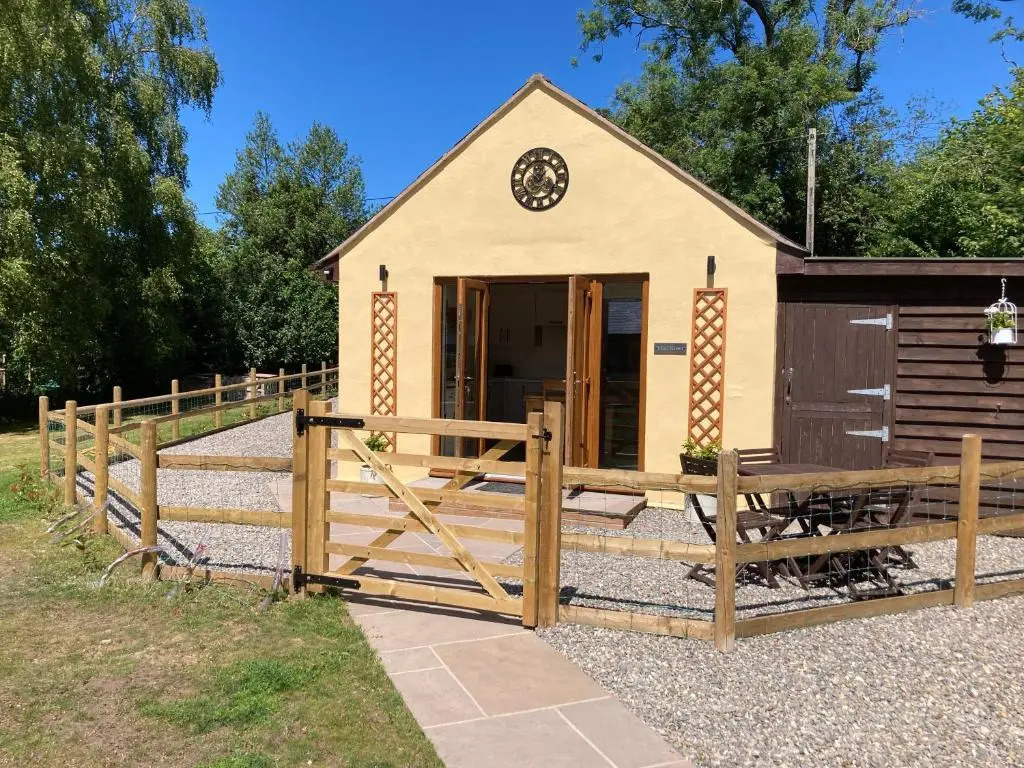 1 Bedroomed Detached Holiday Retreat Pant