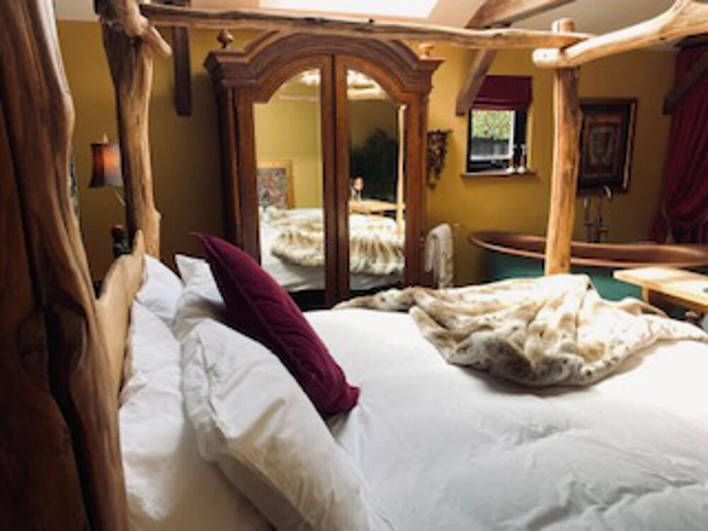Unique Luxury Cabin Next to Ancient Woodland
