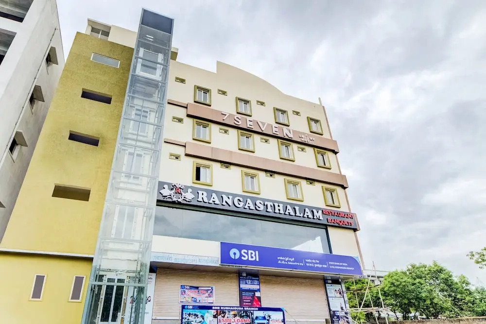 Oyo 27844 Seven a Luxury Hotel