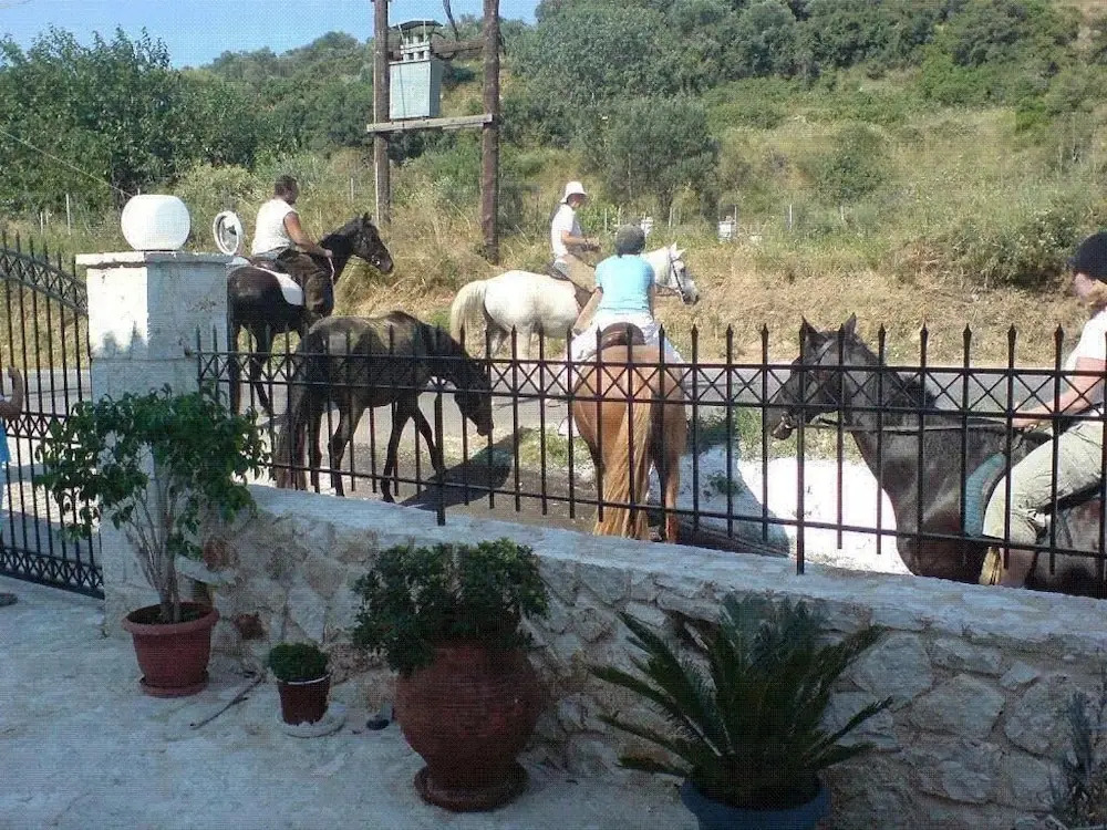 Lazaratos Hotel