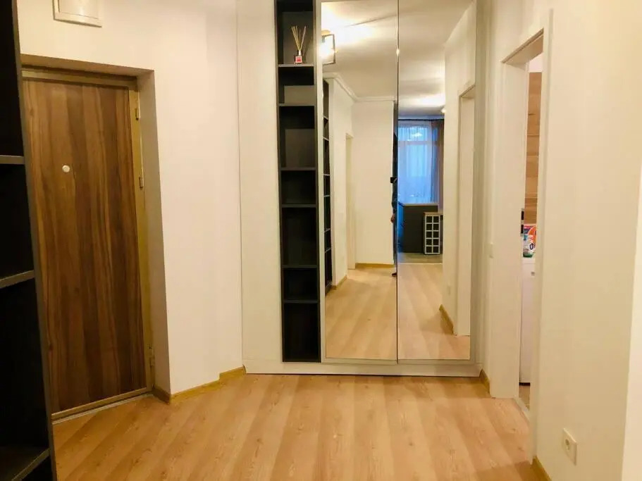 Modern and New Apartment near City Center V6B-64