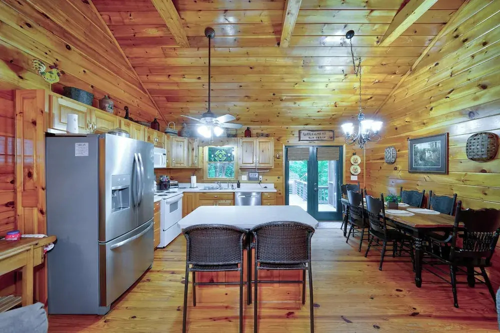 Mountain Community Home In Ellijay! Games, Private Hot Tub and Sunsets!