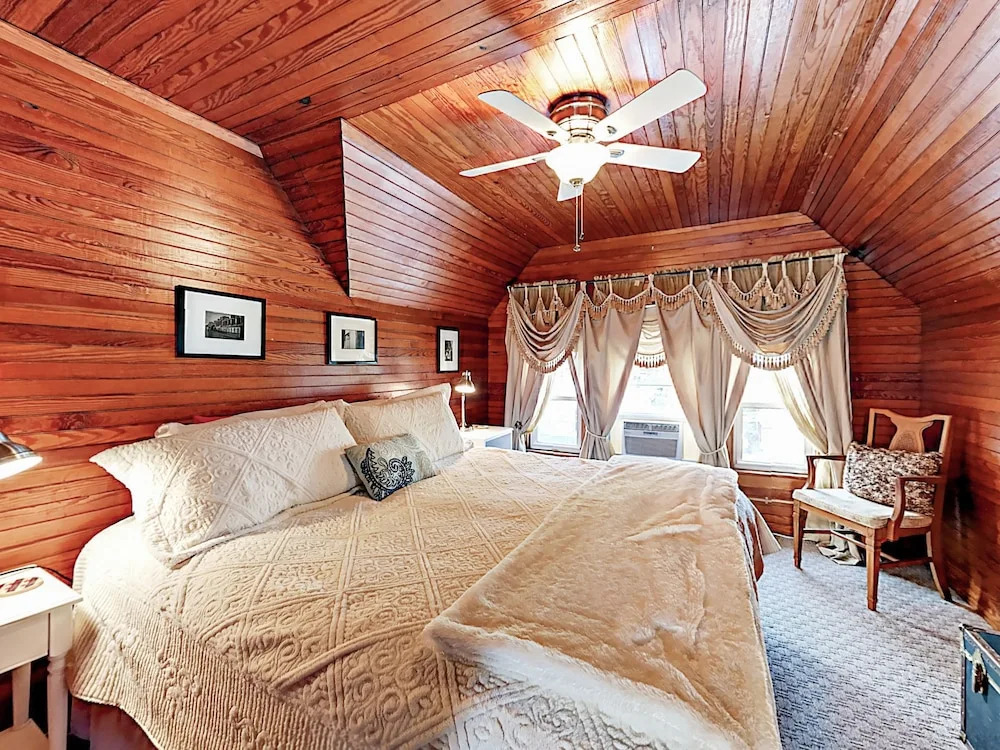 Romantic Crowâ€™s Nest Hideaway 1 Bedroom Apts