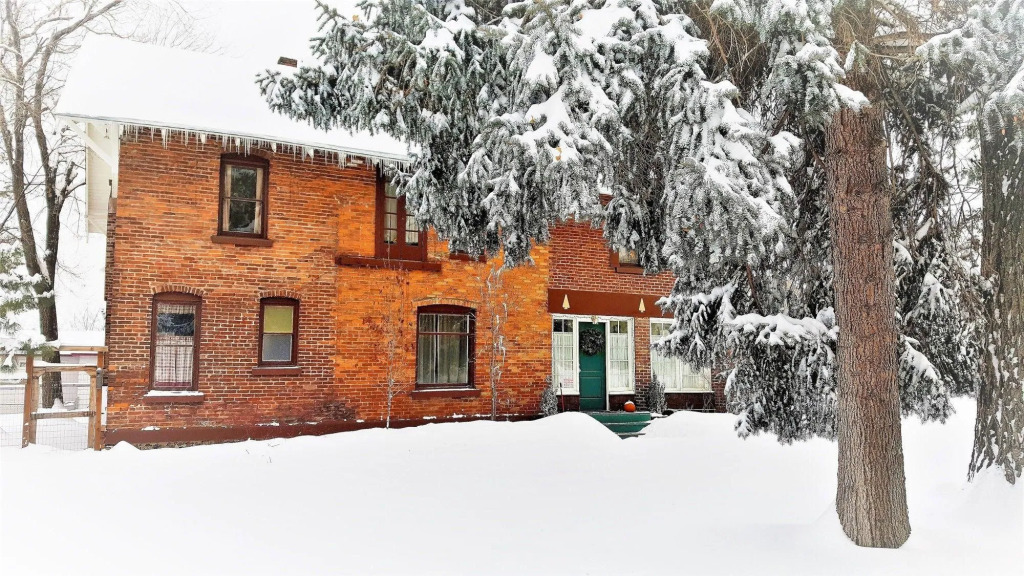 Bunk & Brew Historic Lucas House - Hostel