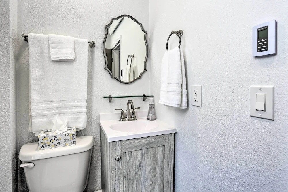 Walk to Dining, Breweries & Shops! Dtwn Custer Apt