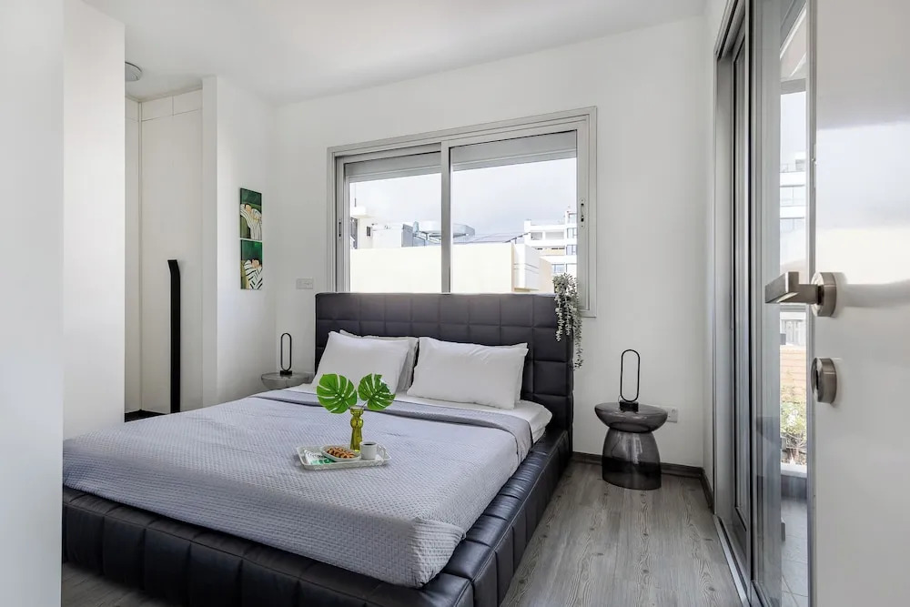 Vasileos Konstantinou Modern 2BR City Apartment With Balcony
