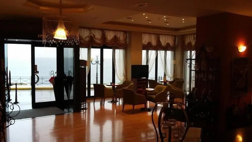 Queens Leriotis Hotel