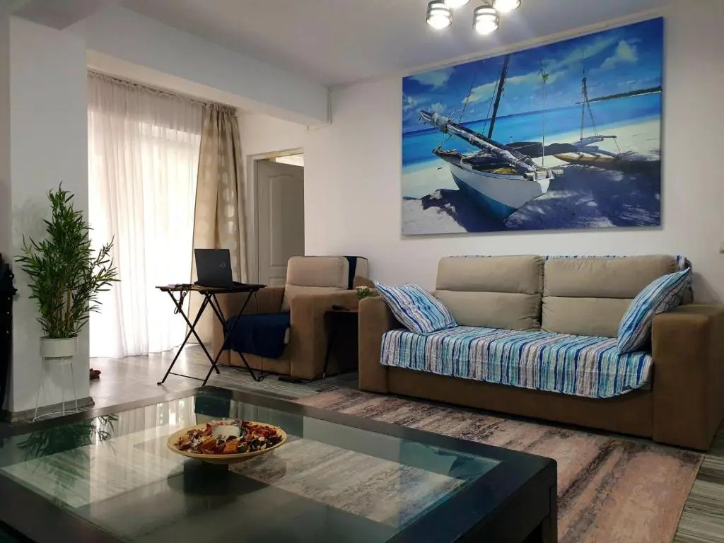 Apartament Mamaia Nord la 30 de m de plaja cu terasa.