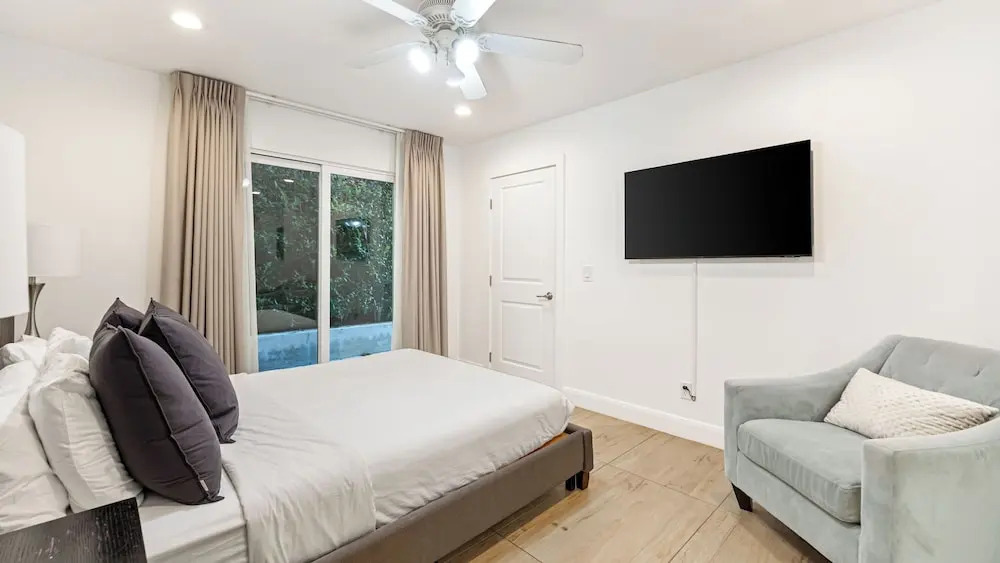 LA Hillside Retreat w/ Pool, Views, Fire Pit & Outdoor Lounging Casa Bellagio by Avantstay