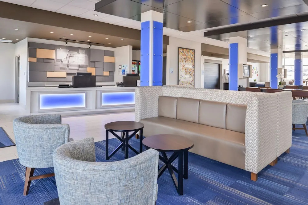 Holiday Inn Express & Suites - Kansas City - Lees Summit by IHG