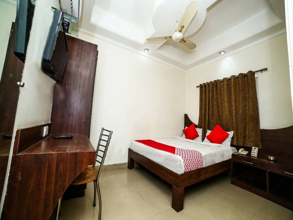 OYO 15248 Hotel Shreemaa