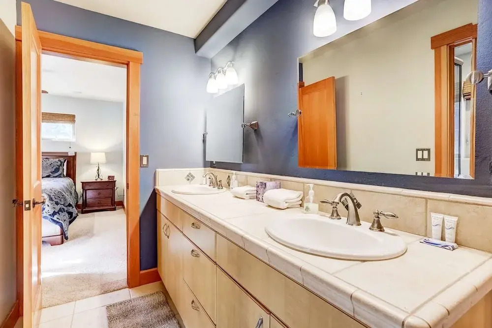 Stunning Forest Retreat - Walk to Upper Truckee River!